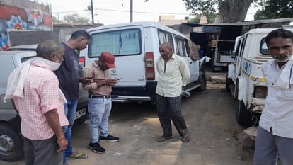 Hathras: फाइनेंस कर्मी को टक्कर मारने वाली एडीएम की गाड़ी पकड़ी, समय से पुलिस अस्पताल पहुंचाती, तो बच जाती जान ADM car that hit finance worker caught
