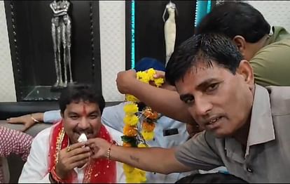 MP Election 2023: कांग्रेस प्रत्याशी जीतू पटवारी का विजयवर्गीय पर तंज-चुनाव में अहंकार नहीं चलता MP Election 2023: Congress candidate Jitu Patwari's taunt on Vijayvargiya - Arrogance does not work in electio