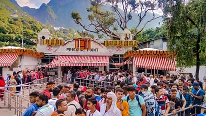 Maa Vaishno Devi katra: On New Year more than fifty thousand devotees bowed down