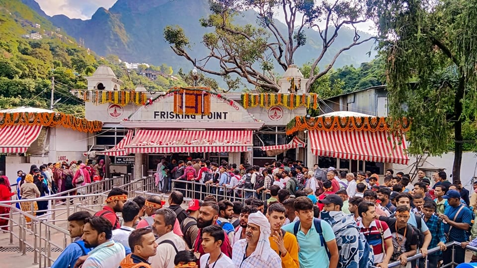 Katra: mata vaishno devi temple more than 19 lakhs devotees obeisance in three months