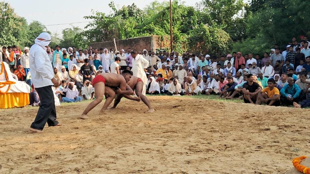 Vishal Dangal competition  in Varanasi wrestlers from many states showed their wrestling moves