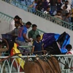 हवाओं से गिरा बैनर।