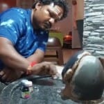 इंद्रजीत मुखौटा बनाकर श्रृंगार करते हुए