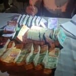 जांच के दौरान दोनों कारों से बरामद हुए रुपये