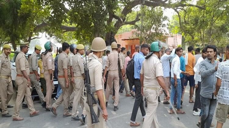 राम बरात प्रकरण : चंडौस का बाजार बंद कराकर प्रदर्शन, दो मुकदमे दर्ज, पहुंचे मंत्री-सांसद, शुरू हुई रामलीला