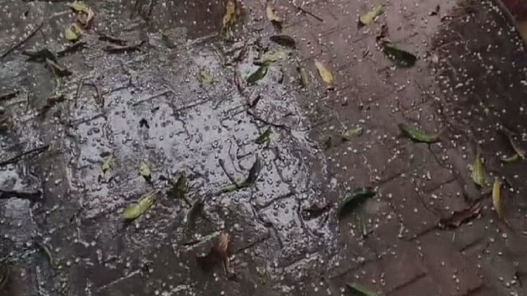 Rain in UP: सोनभद्र में तेज बारिश के साथ पड़े ओले, मौसम में बदलाव से किसानों के चेहरे पर छाई चिंता