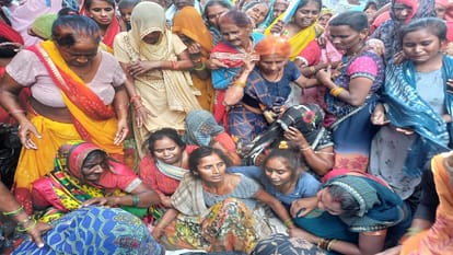 Dead body found hanging from Neem tree reached home