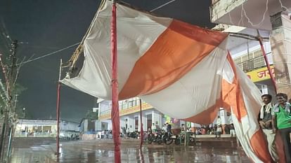 Rain flooded Ramlila Maidan and intersection due to which staging got hampered in Firozabad