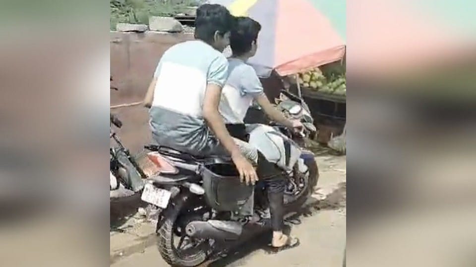 Minors riding up police daroga bike Commissioner ordered investigation