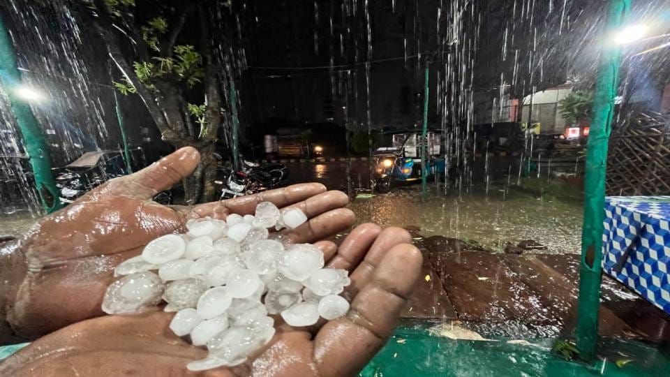 It rained heavily in Agra there was strong storm and hailstorm