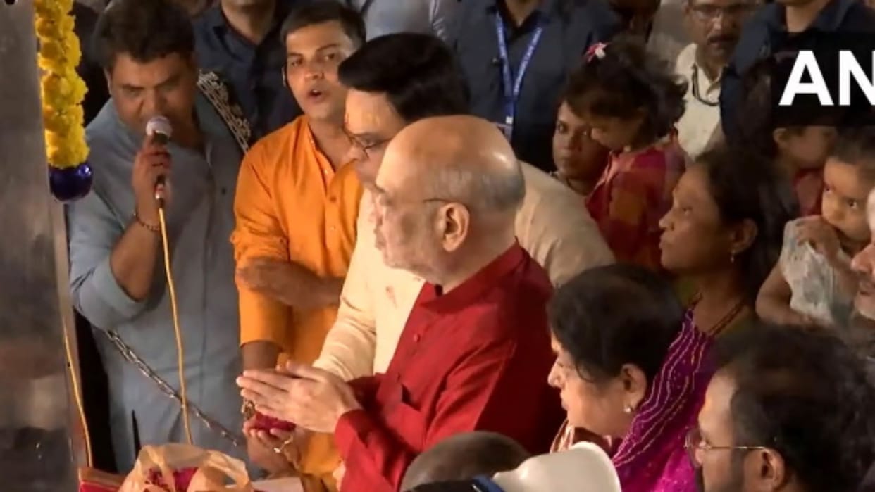 Gujarat  Amit Shah reached Bahuchar Mata temple Navratra first day visited with family offered prayers