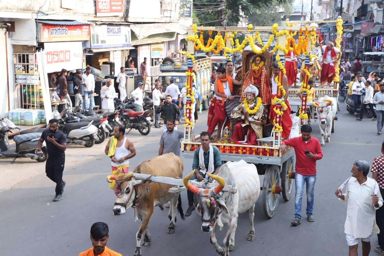 Uma Sanjhi Mahotsav: Uma Mata's procession taken out in royal pomp in Ujjain, armed police force saluted