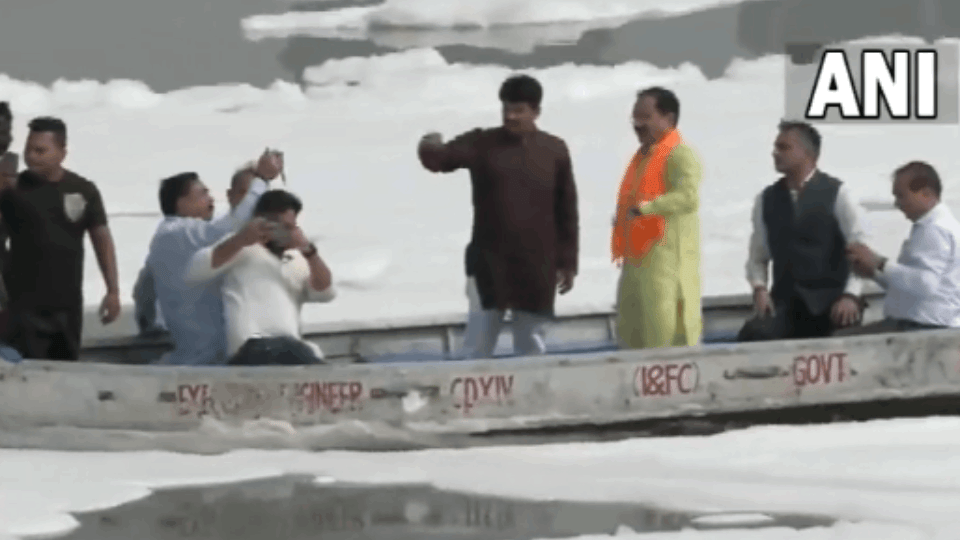BJP leaders Virendra Manoj reached Yamuna Ghat to see the level of pollution in Yamuna