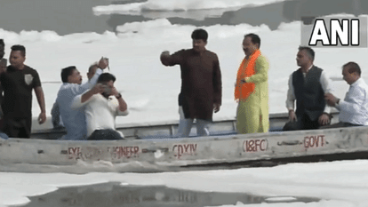 BJP leaders Virendra Manoj reached Yamuna Ghat to see the level of pollution in Yamuna