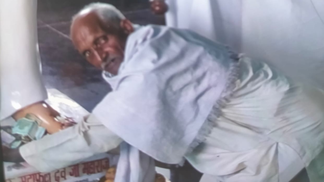 Body of elderly found hanging from tree in Samastipur, son says this is not suicide but a conspiracy murder