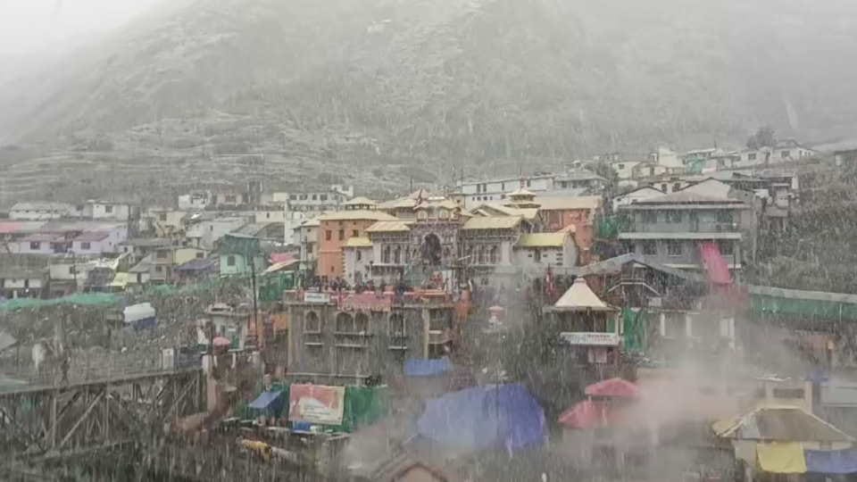 Badrinath Dham master plan work  Stop due to Bitter cold weather 80 laborers and engineers returned