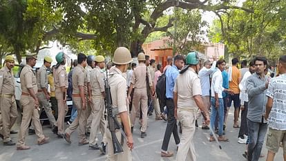 Protest by closing Chandaus Aligarh market