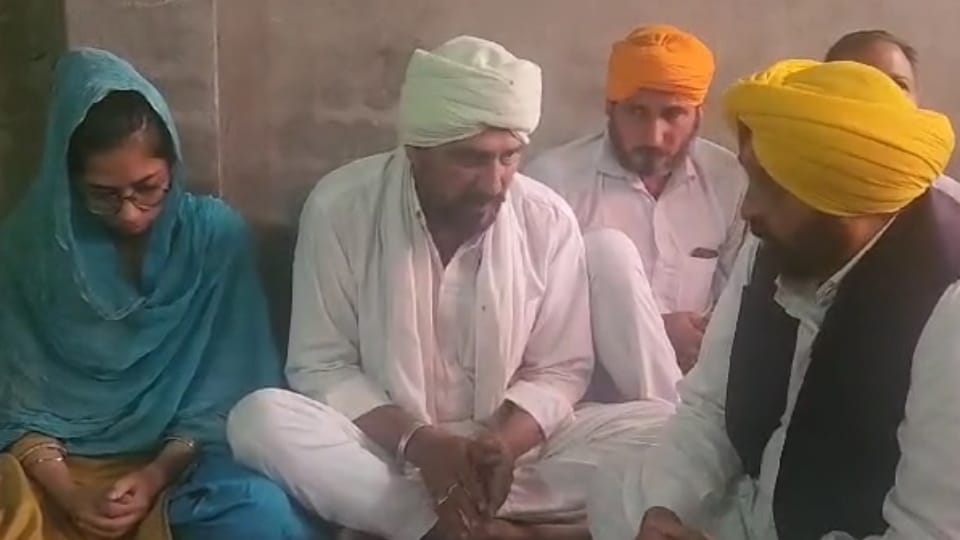 Punjab cm Bhagwant Mann handed over check of one crore rupees to family of Agniveer Amritpal Singh