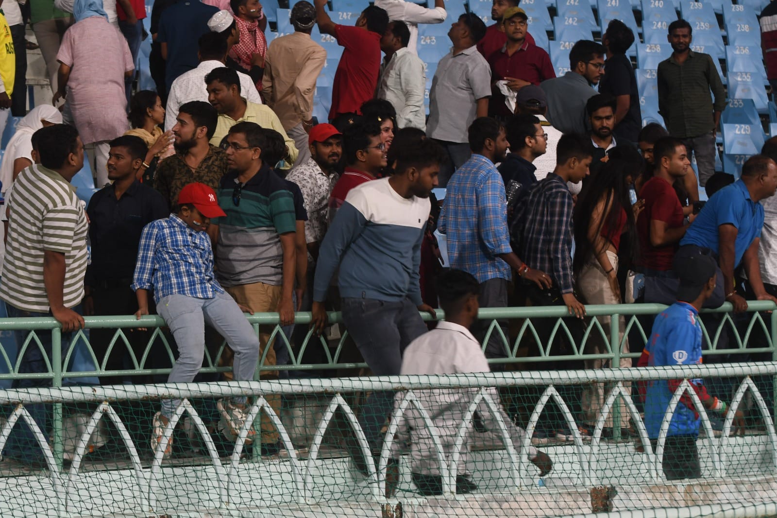 AUS VS SL: Scenes from Australia-Sri Lanka match, banner fell due to strong winds