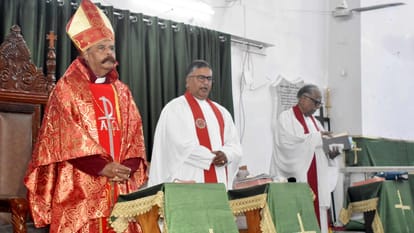 डायसिस ऑफ लखनऊ के बिशप राइट रेब्रेन मॉरिस एडगर दान के आगमन पर विशेष प्रार्थना करते