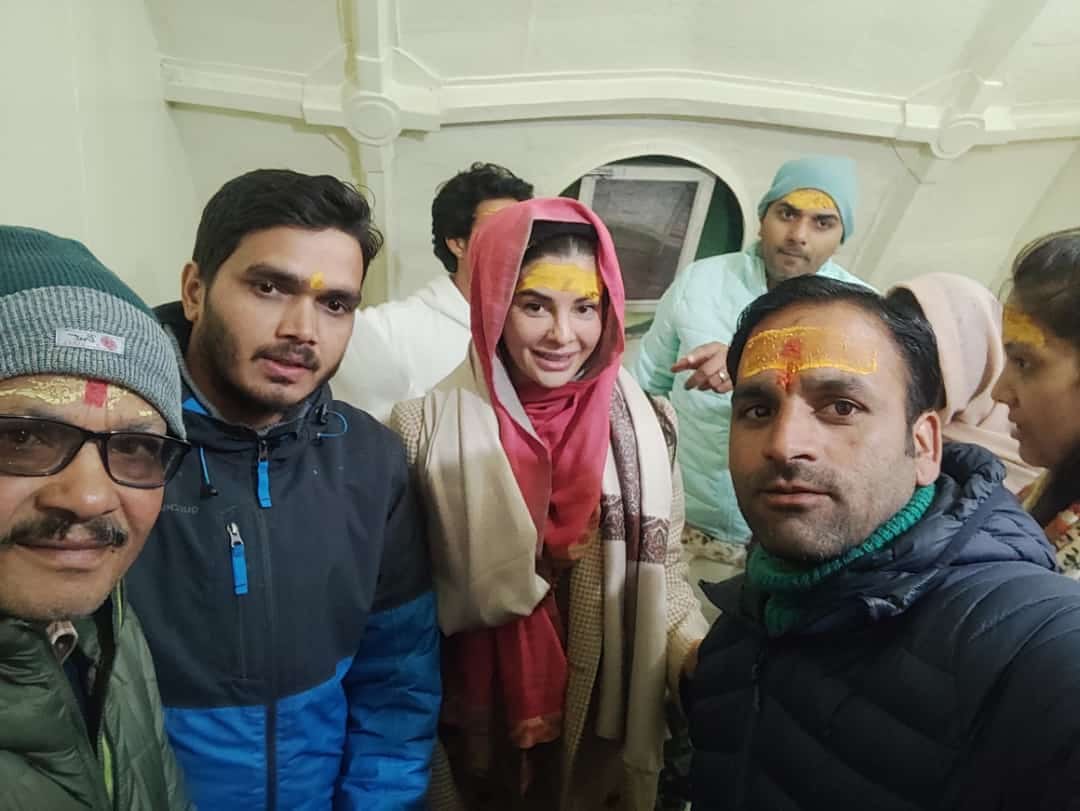 Chardham Yatra 2023 Actress Jacqueline Fernandez reach Kedarnath dham amidst snowfall and offered prayers