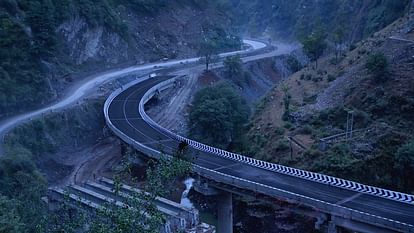Vehicles will not ply on Jammu-Srinagar highway from 12 o'clock tonight for 24 hours