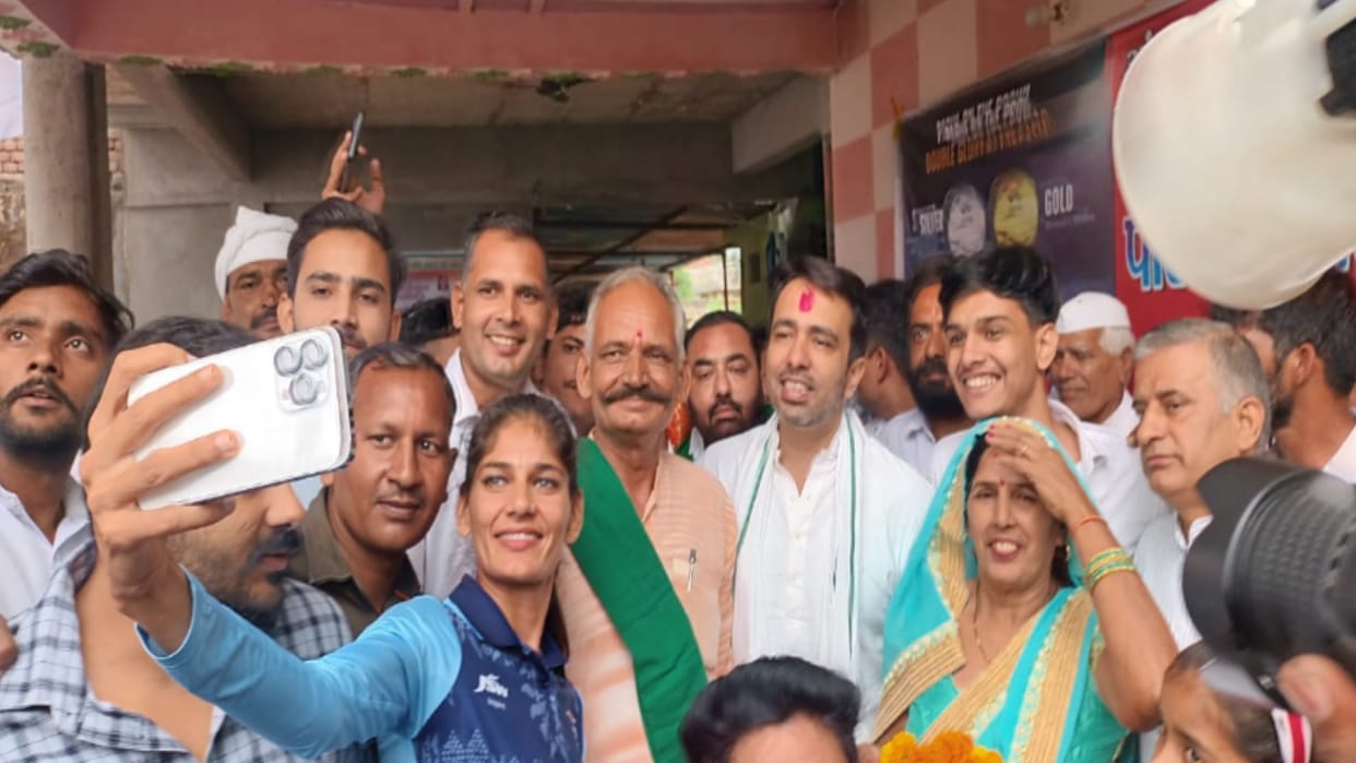 Chaudhary Jayant Singh reached Kiran Baliyan's house, will honor Parul in Iklauta and Annu Rani in Bahadarpur
