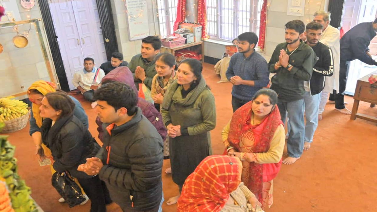 Faith did not waver even in heavy rain and cold, devotees flocked to Kalibari temple