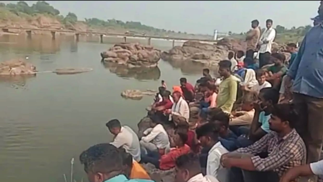 Burhanpur: Four youths who had gone to take bath got trapped in the strong current of the river and drowned