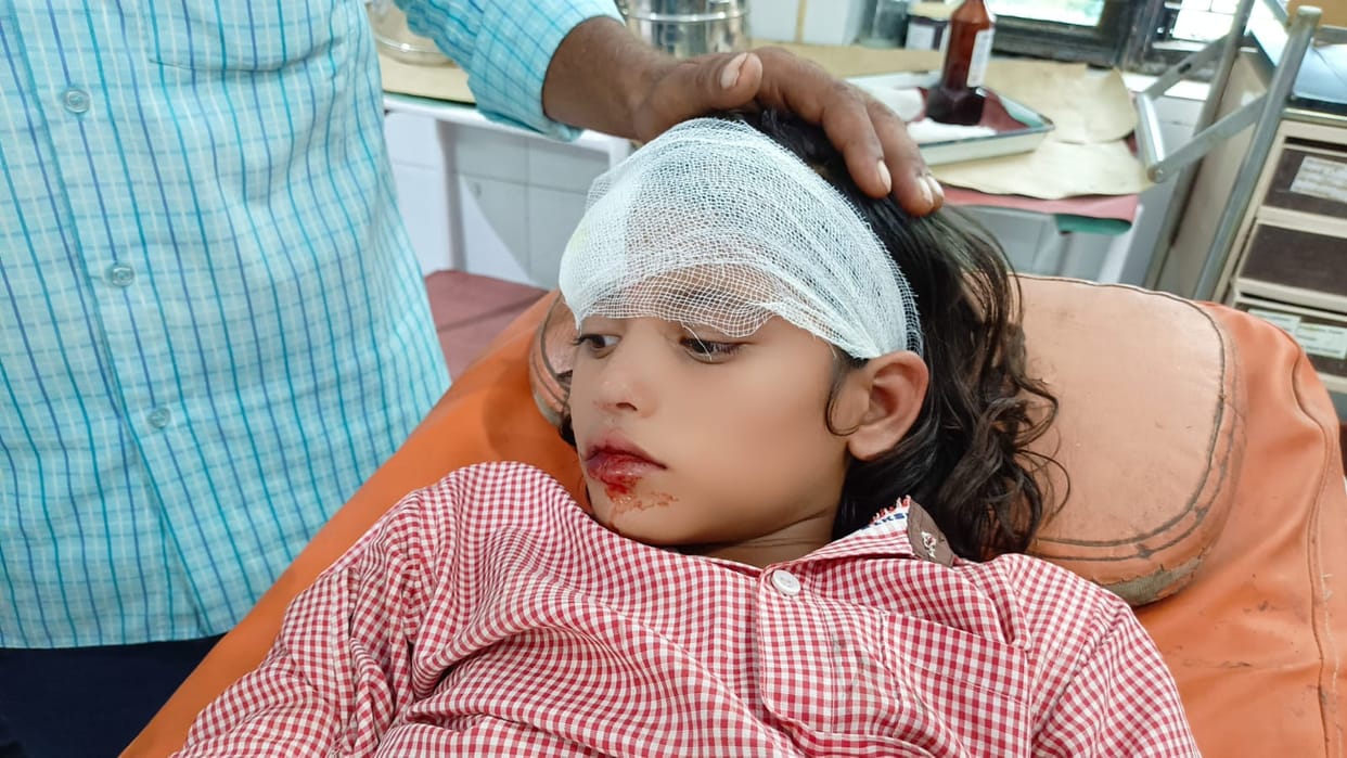 Hamirpur: Girl students hit by container, accident while returning from Spell-B exam, one dead and one injured