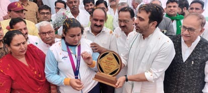 Chaudhary Jayant Singh reached Kiran Baliyan's house, will honor Parul in Iklauta and Annu Rani in Bahadarpur