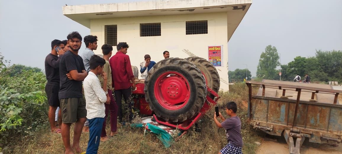 UP: Big accident in Baghpat, tractor fell into ditch as soon as tire burst, laborer died