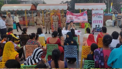 Gorakhpur News: शोहदा हो या फिर घर में कोई करें प्रताड़ित...डायल करें 1090 women dial 1090 if someone harassing in Gorakhpur