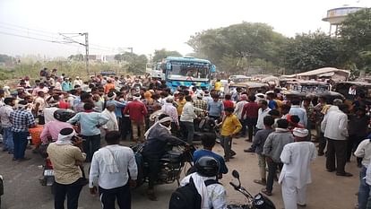 Ruckus among the farmers who came to the market with paddy blocked the highway