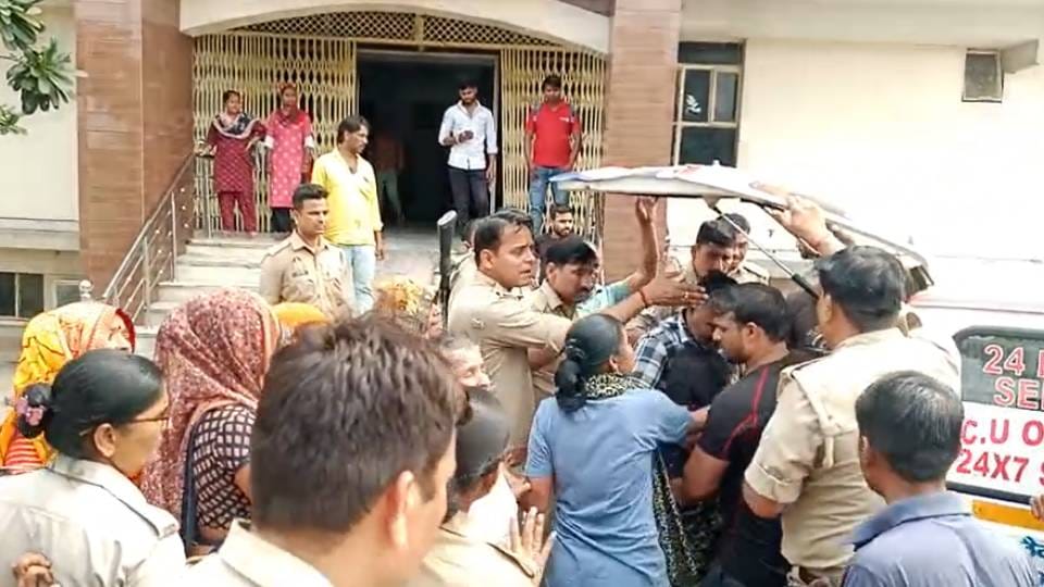 family members create ruckus alleging negligence After death of young man in private hospital in Mathura