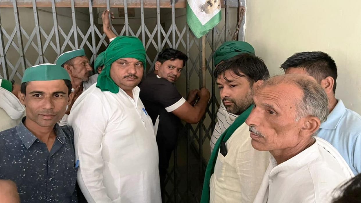 Muzaffarnagar: farmers welded cane office and mini gate of mill due to non-payment of sugarcane