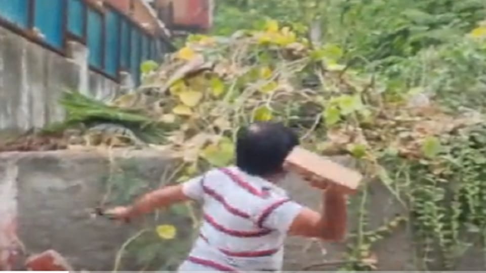 victim father Ram Kishan threw stones at Nithari D-5 Kothi After hearing in nithari serial killings case