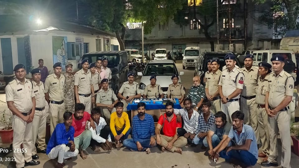 पुलिस की गिरफ्त में आरोपी