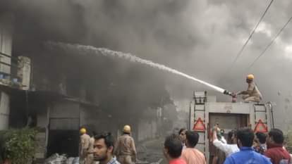 Meerut: A massive fire broke out in the printing press of Partapur, several fire tenders on the spot