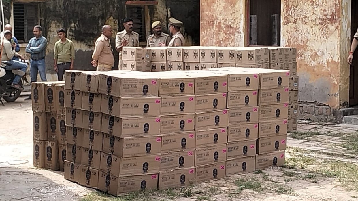 Two smugglers arrested with 100 boxes of liquor in Darbhanga Bihar
