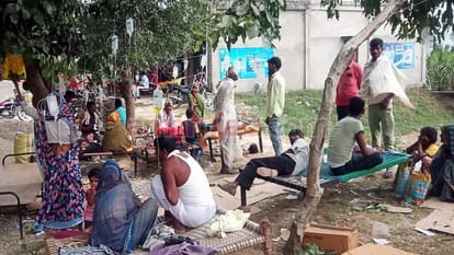Fever patients are being treated by hanging glucose bottles on trees in Shahjahanpur