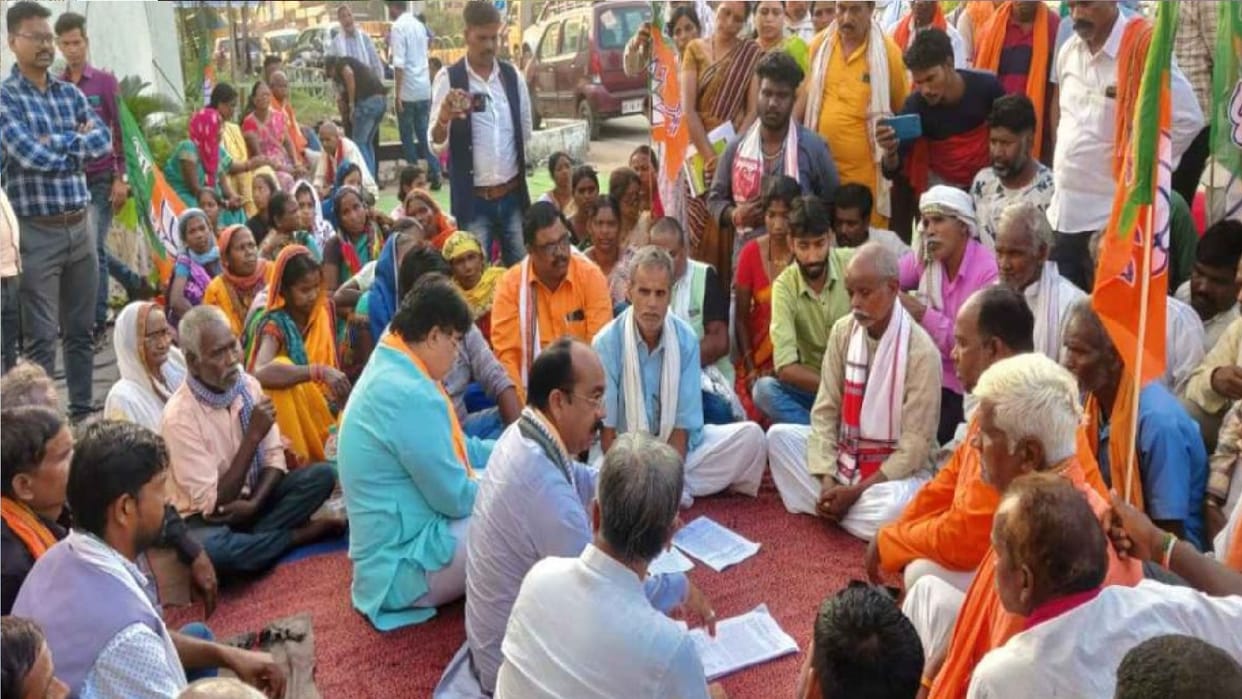 CG Election 2023: jashpur Tribal protest outside BJP office for Raimuni Bhagat