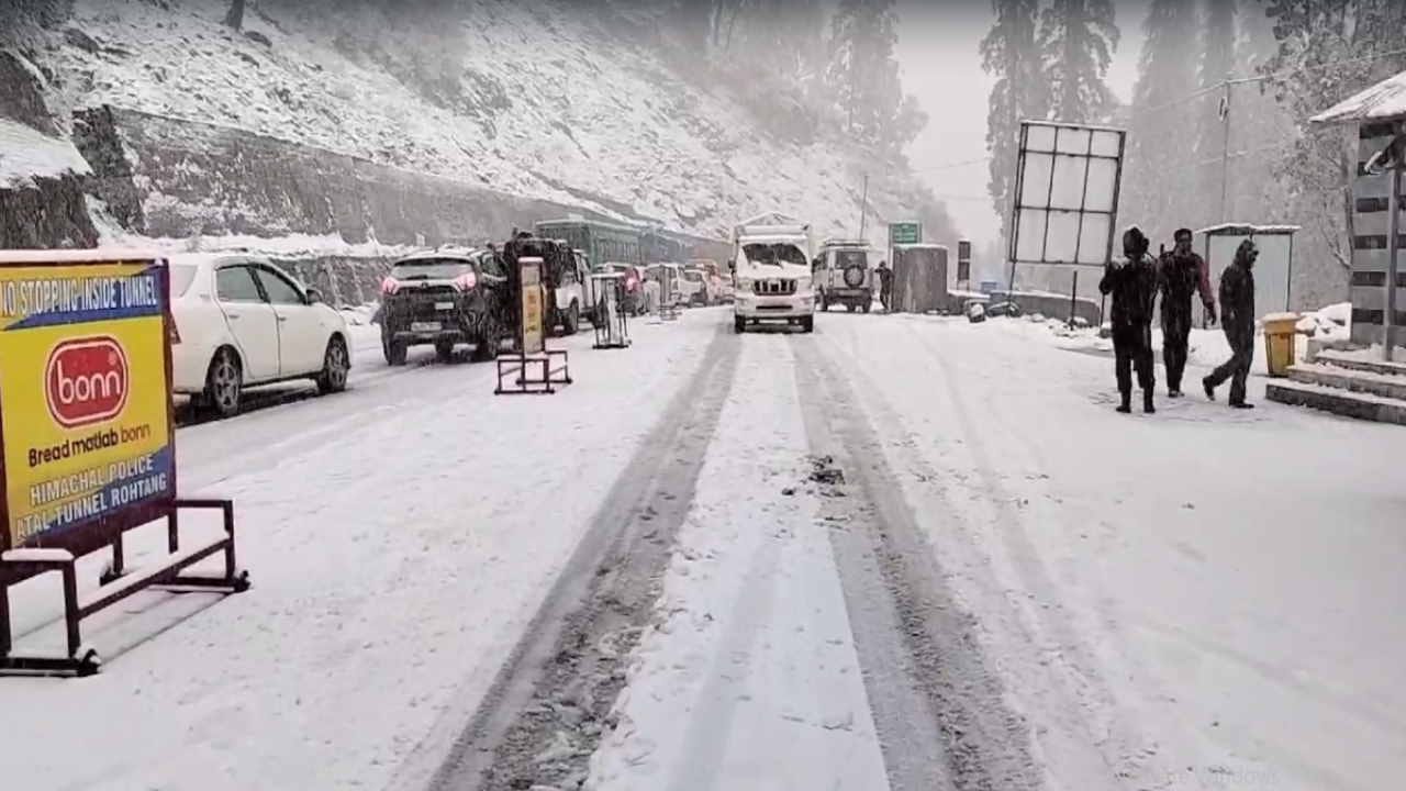 himachal weather: fresh snowfall in rohtang Pass, marhi, Narkanda Lakkad Mandi