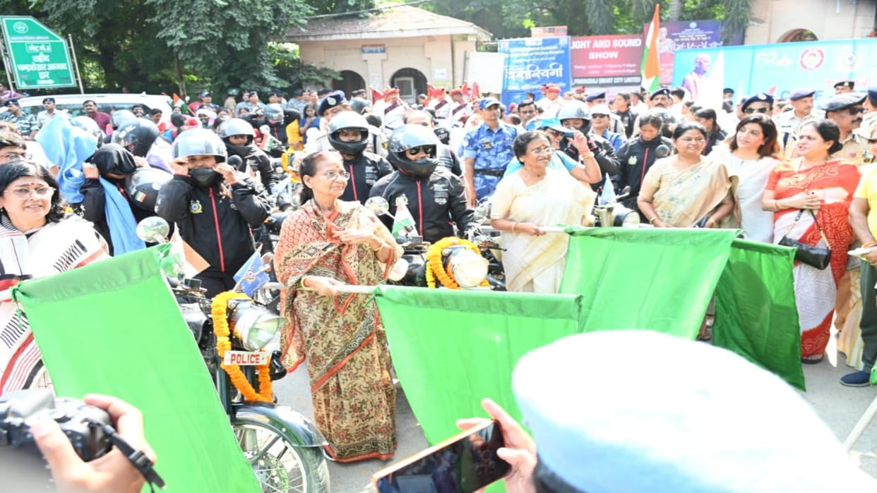 Women CRPF bike rally received a warm welcome in Sangamnagar Kevadiya will reach through 15 states.