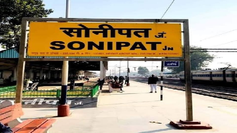Laptop and luggage bag of company's assistant manager traveling in train stolen in Sonipat