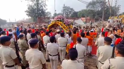 उमा सांझी महोत्सव: उज्जैन में राजसी ठाट-बाट से निकाली गई उमा माता की सवारी, सशस्त्र पुलिस बल ने दी सलामी Uma Sanjhi Mahotsav: Uma Mata's procession taken out in royal pomp in Ujjain, armed police force saluted