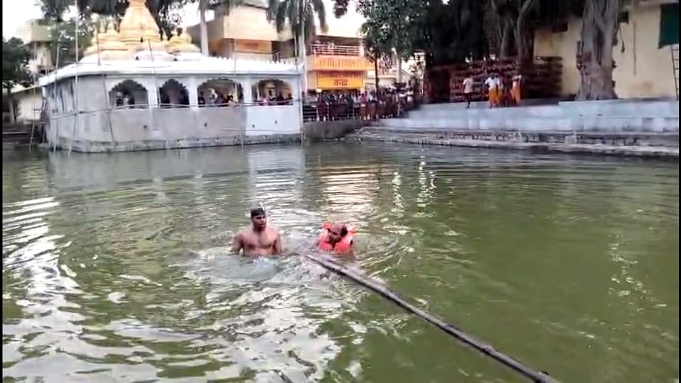 शव को निकालती एसडीआरएफ की टीम