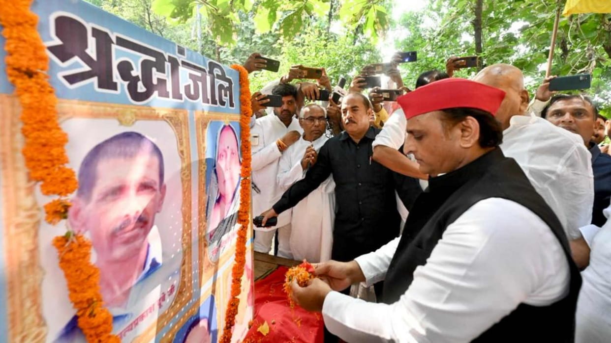 Former CM Akhilesh met the victims of Deoria mass murder