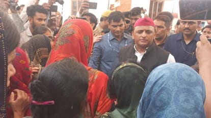 Former CM Akhilesh met the victims of Deoria mass murder