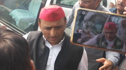 Former CM Akhilesh met the victims of Deoria mass murder